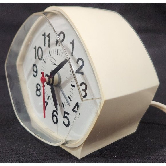 VINTAGE Toastmaster Ingraham ELECTRIC ALARM CLOCK white diamond shaped face MCM - Picture 4 of 10